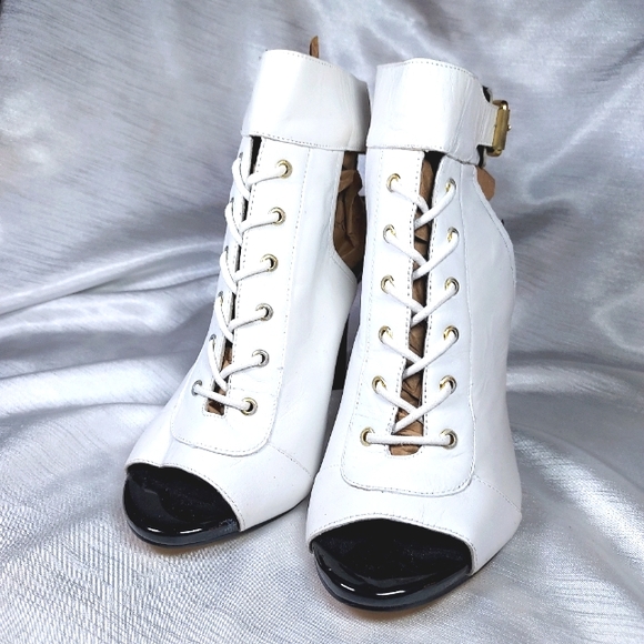 Guess white leather open toe lace shoes. 8.5 - Picture 11 of 14
